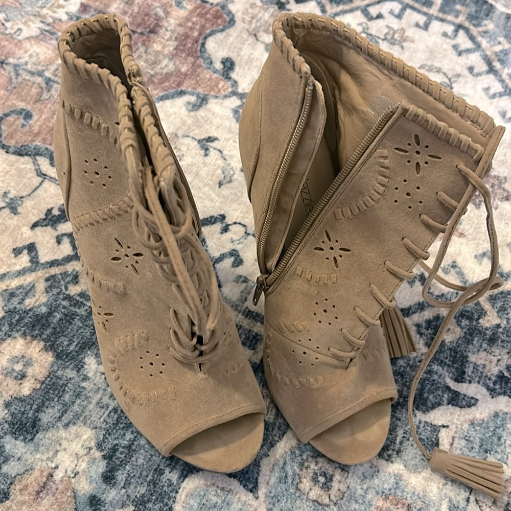 Shoe Dazzle Bootie
Color Tan
Size 9